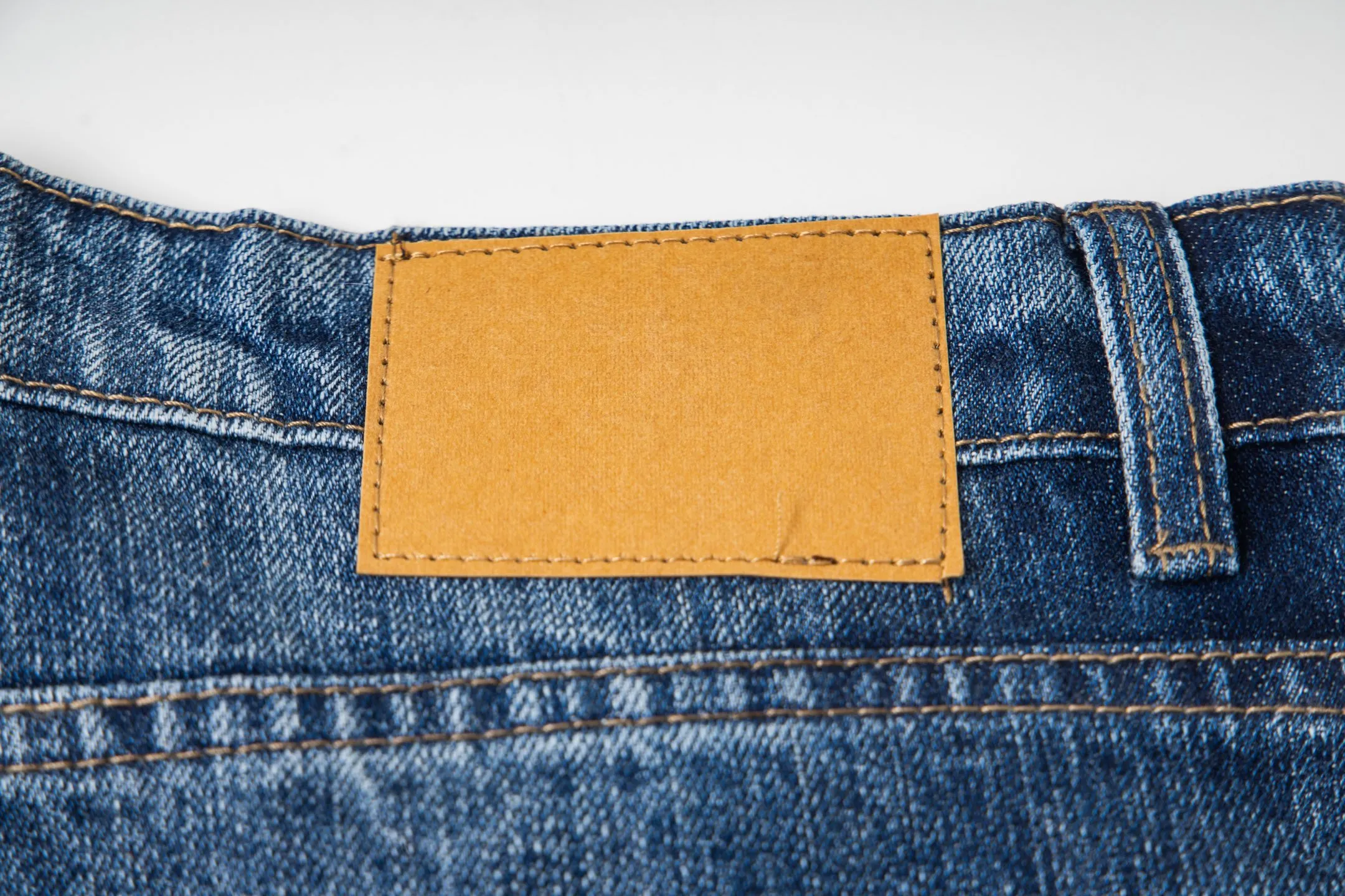 P240 Chrome Hearts 2025 New Bamboo Pink Cross Patch Leather Couple Washed Jeans This season’s hot item is sought after by countless celebrities and fashionistas. The neat details of the cutting process add color to the playful fashion! The neat and meticulous design, and the well-fitting structure is unique. The upper body not only has outstanding recognition, but also looks younger and younger. A style with the ultimate wearing meaning and performance, gorgeous color matching, and the craftsmanship of this style is also extremely extraordinary. After the finished product is washed, it is disassembled and hand-made with sheepskin cross leather and then spliced ​​together to complete. The whole piece has too many craftsmanship to describe. It is decorated with patchwork cross flowers and high-waisted washed jeans! ! Absolutely high-end luxury product, a god-level single product, a super popular product, made by top heavy industry, a magic weapon that cannot be missed. Style number: 1869# Size: 28 30 32 34 36 Color: blue
